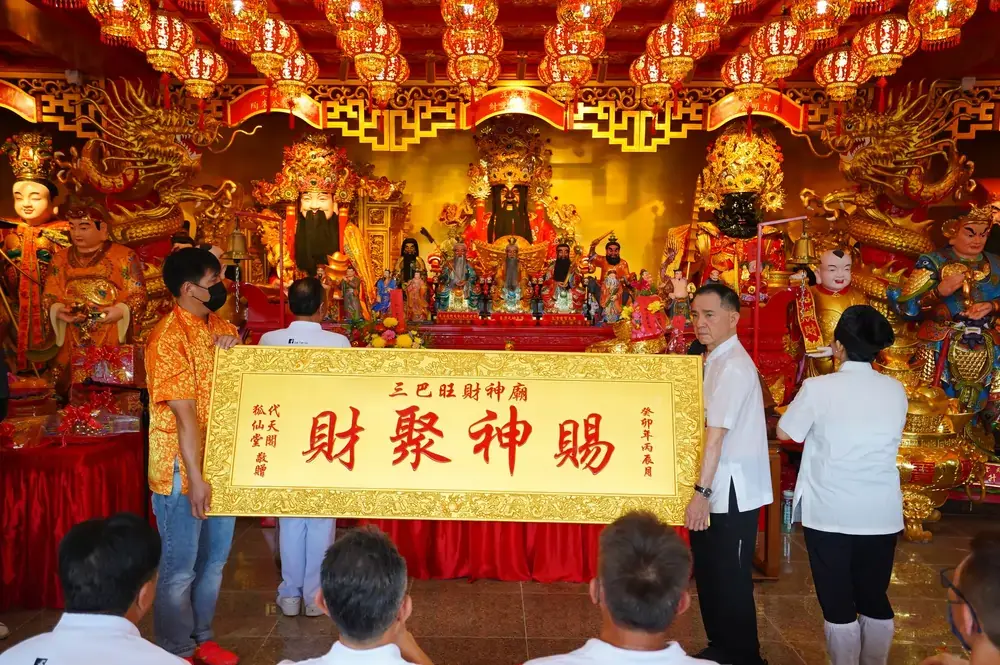 God of Wealth Blessing Lamp